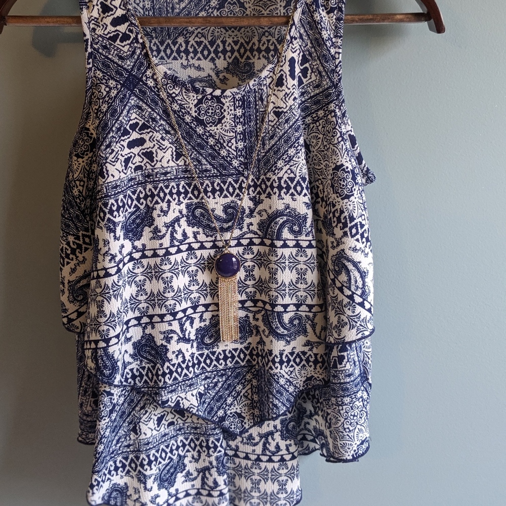 Sleeveless shirt with necklace